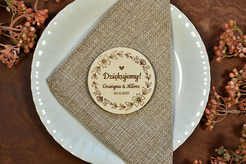 drewniany magnes na lodówkę z napisem Dziękujemy, eleganckie podziękowanie dla gości weselnych za przybycie