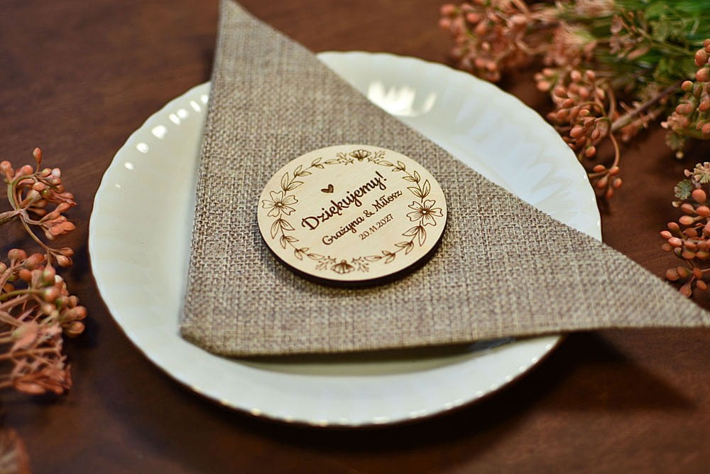 drewniany magnes na lodówkę z napisem Dziękujemy, eleganckie podziękowanie dla gości weselnych za przybycie