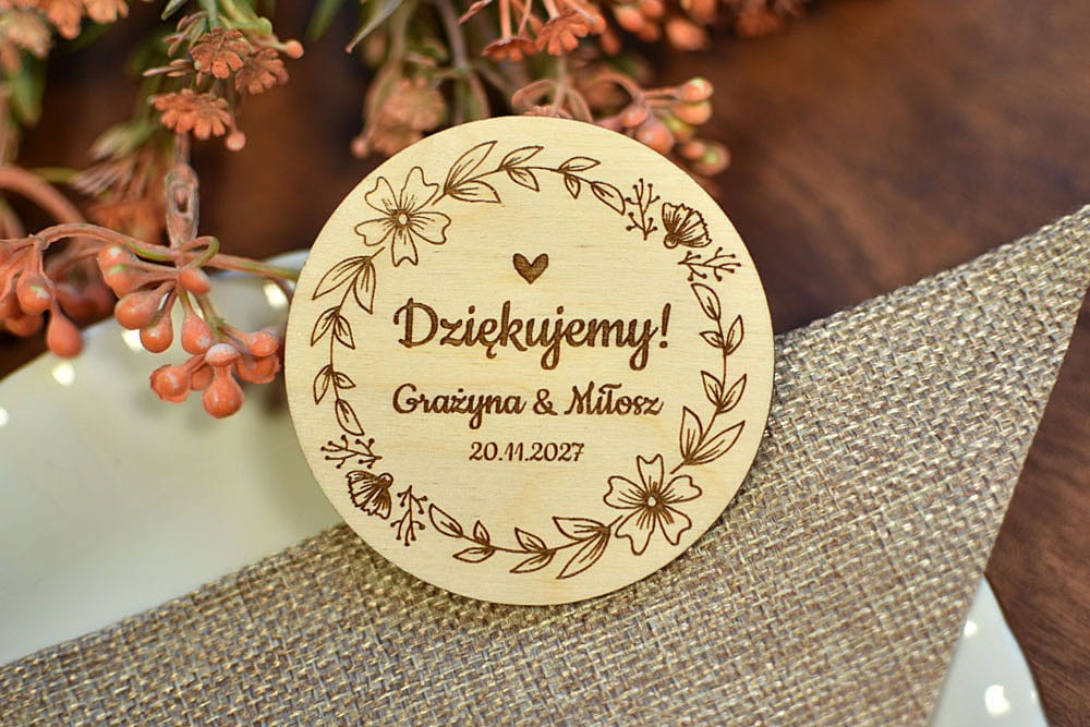 drewniany magnes na lodówkę z napisem Dziękujemy, eleganckie podziękowanie dla gości weselnych za przybycie