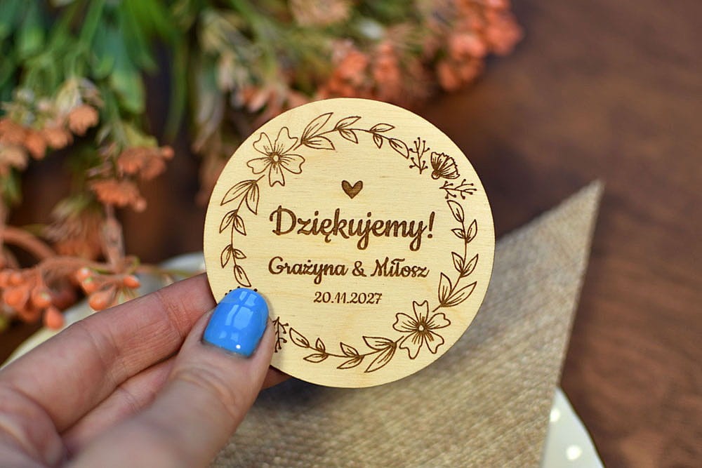 drewniany magnes na lodówkę z napisem Dziękujemy, eleganckie podziękowanie dla gości weselnych za przybycie