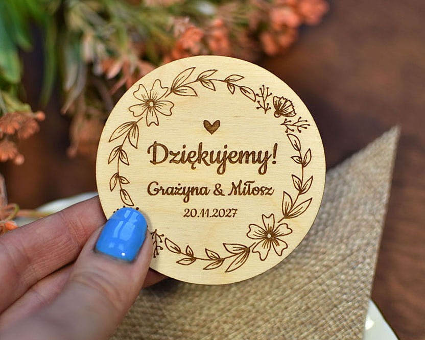 drewniany magnes na lodówkę z napisem Dziękujemy, eleganckie podziękowanie dla gości weselnych za przybycie