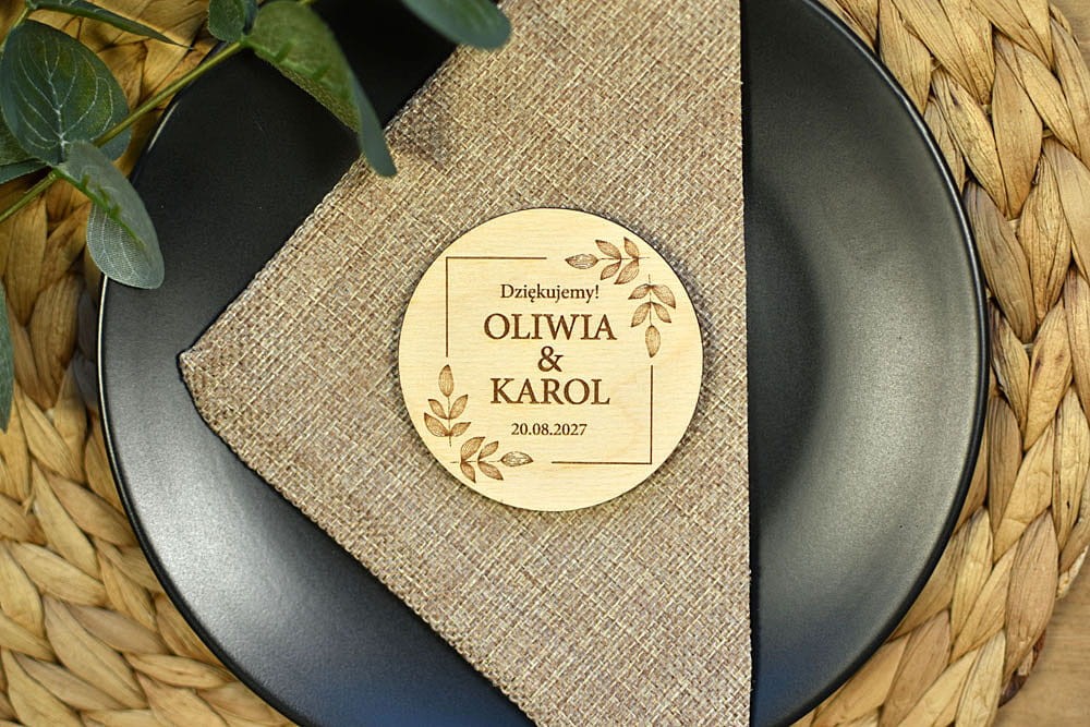 proste eleganckie magnesy na lodówkę, podarunki dla gości weselnych z grawerem