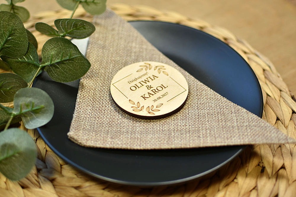proste eleganckie magnesy na lodówkę, podarunki dla gości weselnych z grawerem