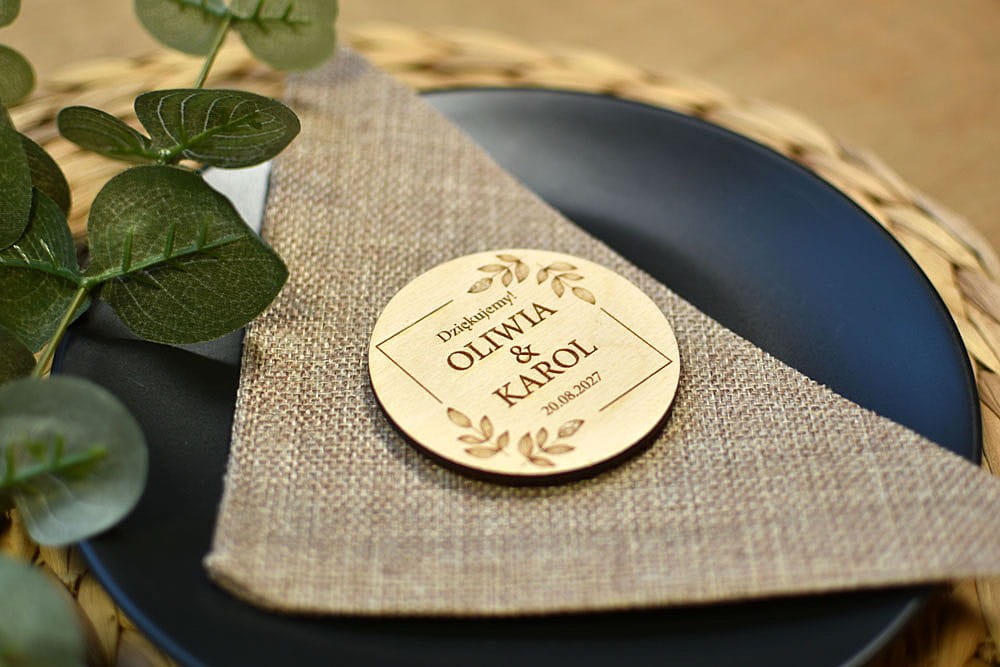 proste eleganckie magnesy na lodówkę, podarunki dla gości weselnych z grawerem