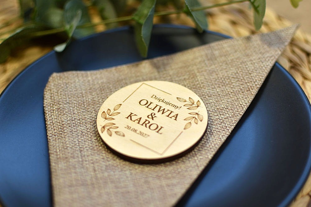 proste eleganckie magnesy na lodówkę, podarunki dla gości weselnych z grawerem