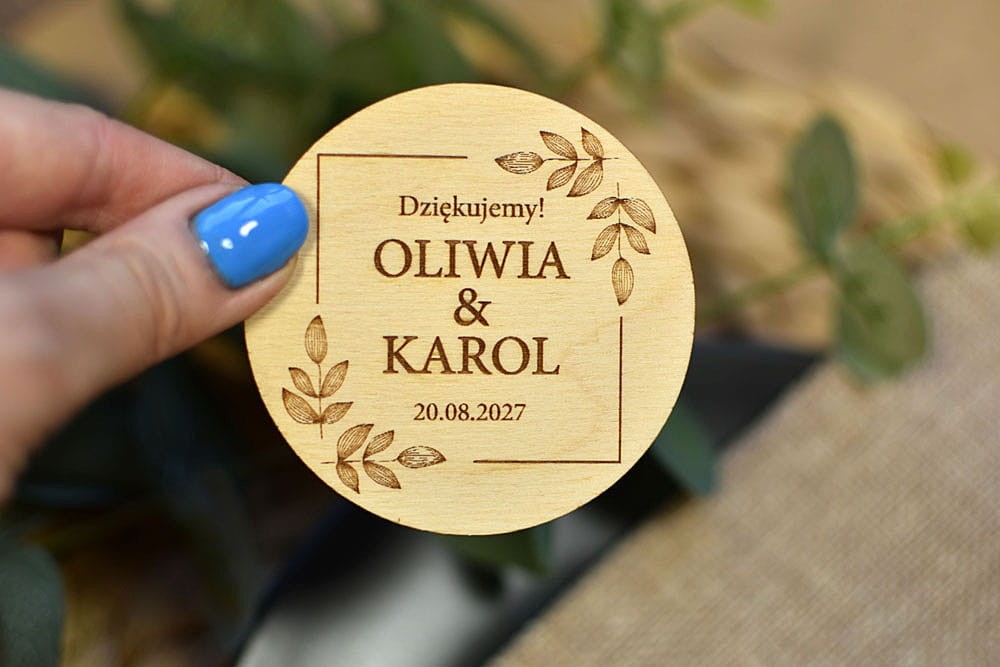 proste eleganckie magnesy na lodówkę, podarunki dla gości weselnych z grawerem