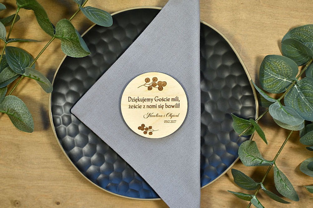 pamiątki weselne dla gości, drewniany magnes z tekstem podziękowań od Państwa Młodych