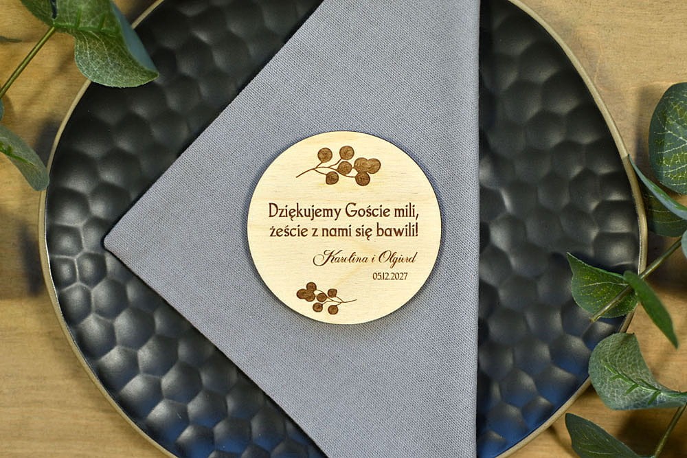 pamiątki weselne dla gości, drewniany magnes z tekstem podziękowań od Państwa Młodych