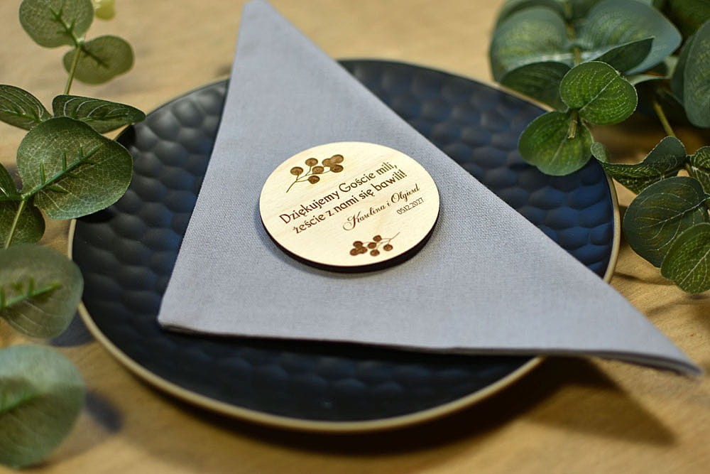 pamiątki weselne dla gości, drewniany magnes z tekstem podziękowań od Państwa Młodych