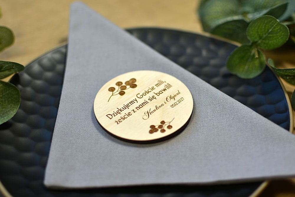 DSC_0092.JPGpamiątki weselne dla gości, drewniany magnes z tekstem podziękowań od Państwa Młodych