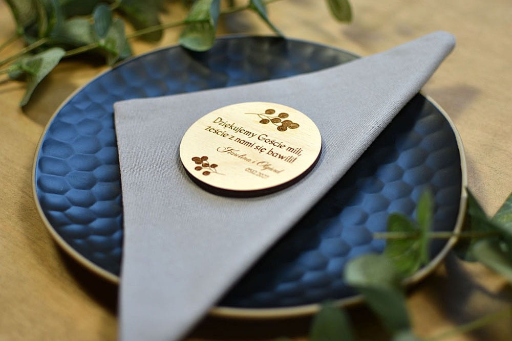 pamiątki weselne dla gości, drewniany magnes z tekstem podziękowań od Państwa Młodych