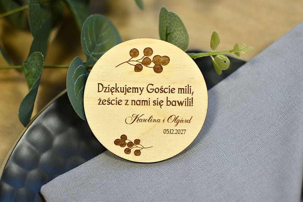pamiątki weselne dla gości, drewniany magnes z tekstem podziękowań od Państwa Młodych