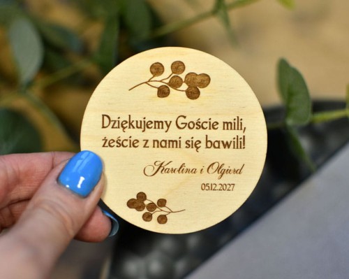 pamiątki weselne dla gości, drewniany magnes z tekstem podziękowań od Państwa Młodych