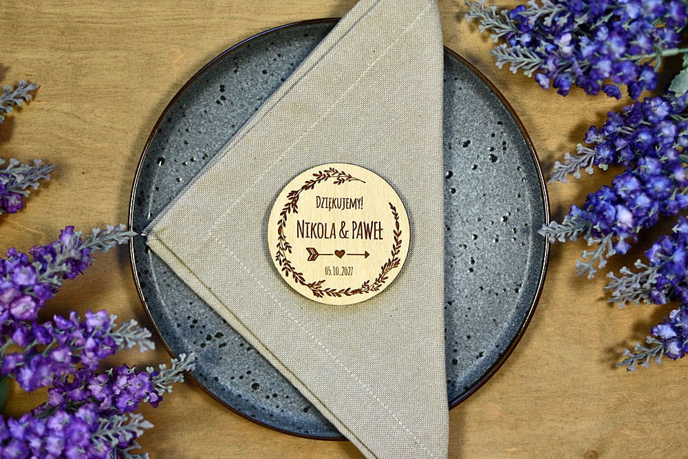 mini podziękowania dla gości na weselu styl boho, drewniany magnes z wiankiem i strzałą