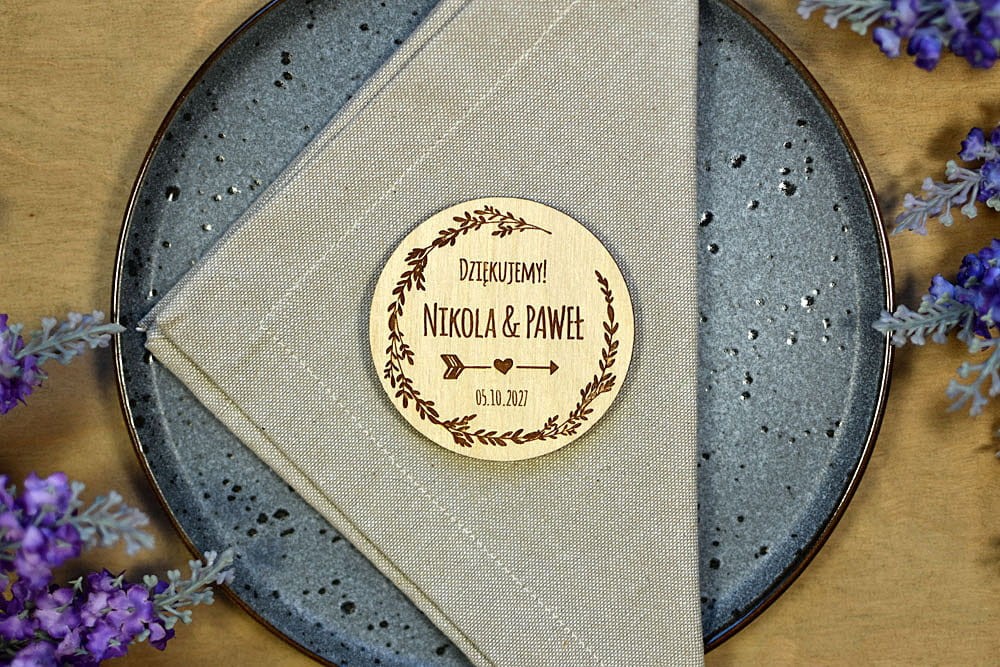 mini podziękowania dla gości na weselu styl boho, drewniany magnes z wiankiem i strzałą