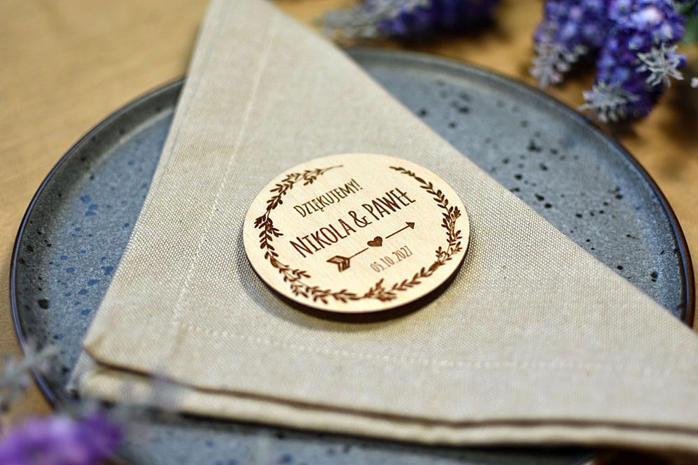 mini podziękowania dla gości na weselu styl boho, drewniany magnes z wiankiem i strzałą