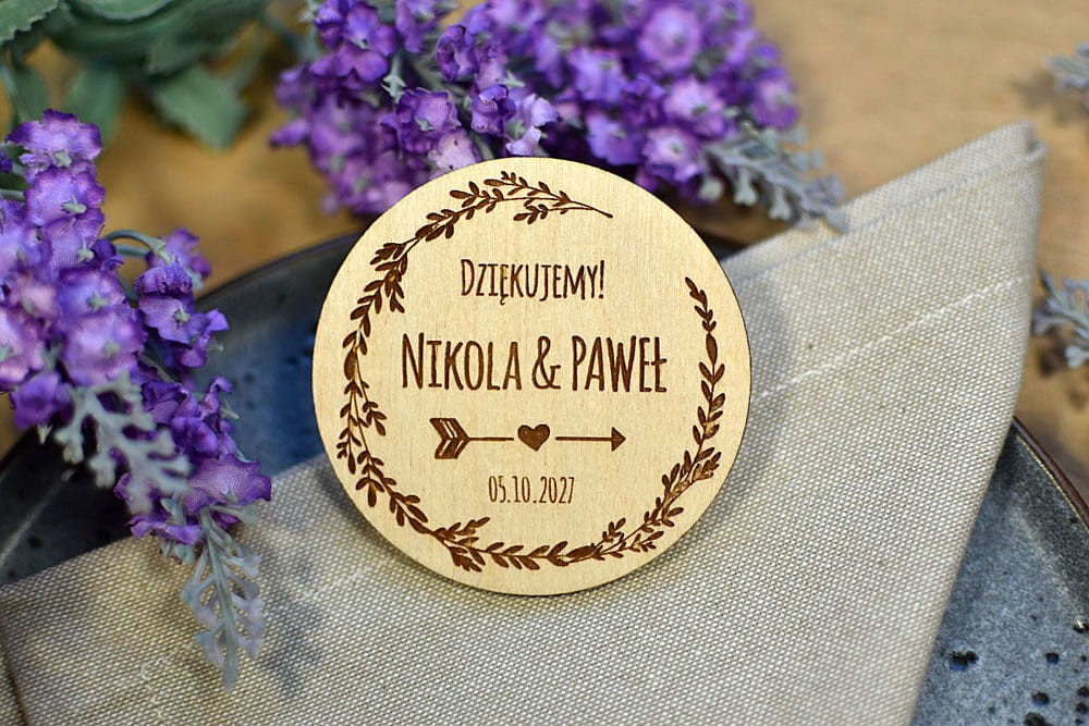 mini podziękowania dla gości na weselu styl boho, drewniany magnes z wiankiem i strzałą