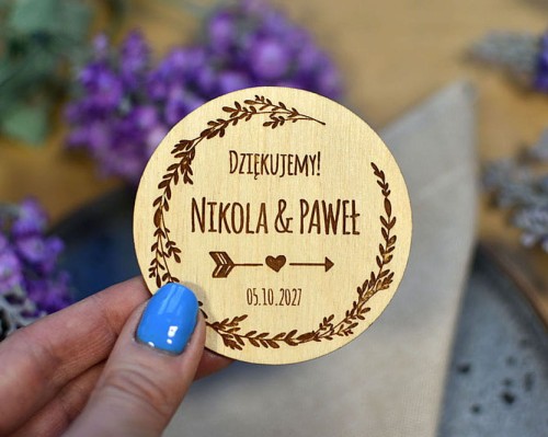 mini podziękowania dla gości na weselu styl boho, drewniany magnes z wiankiem i strzałą