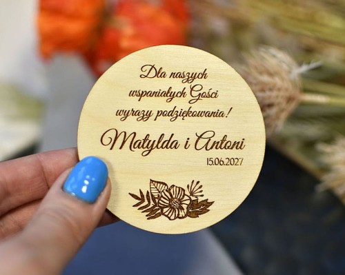 upominki dla gości weselnych - okrągły drewniany magnes na lodówkę, różne teksty podziękowań