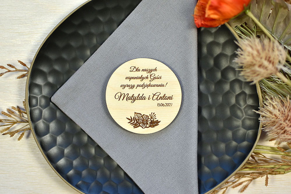 upominki dla gości weselnych - okrągły drewniany magnes na lodówkę, różne teksty podziękowań
