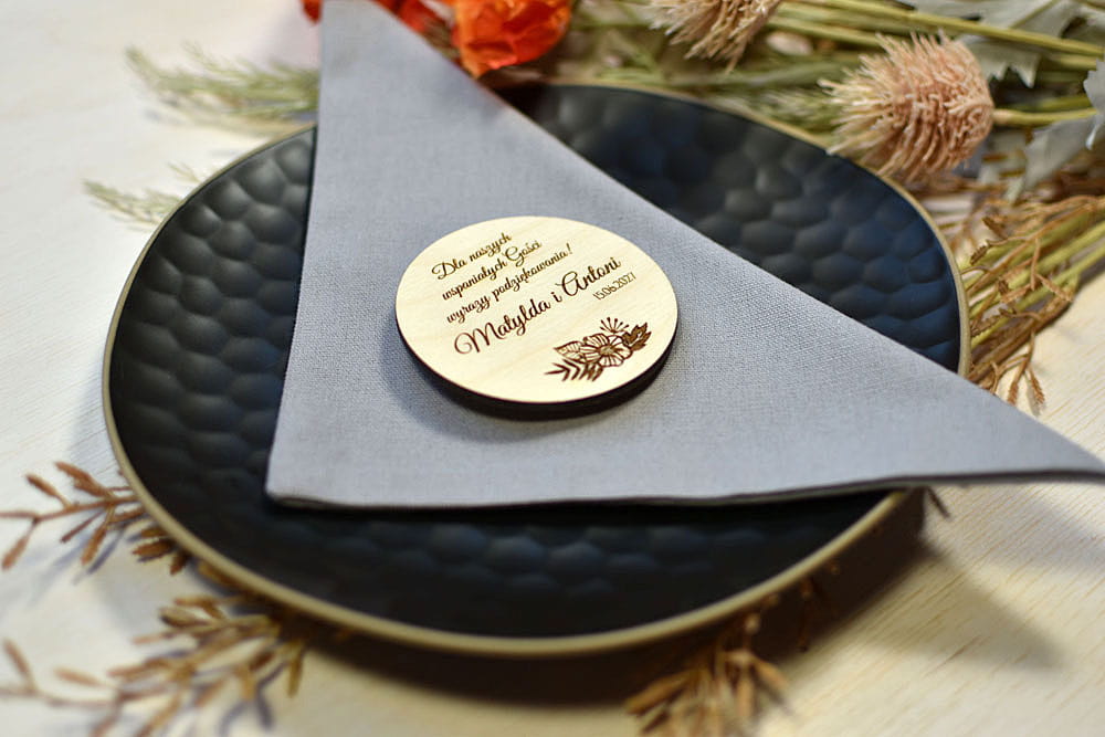 upominki dla gości weselnych - okrągły drewniany magnes na lodówkę, różne teksty podziękowań