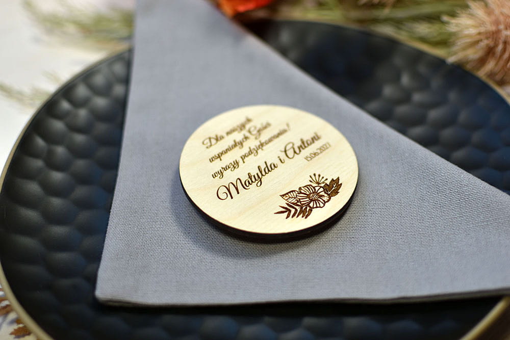 upominki dla gości weselnych - okrągły drewniany magnes na lodówkę, różne teksty podziękowań