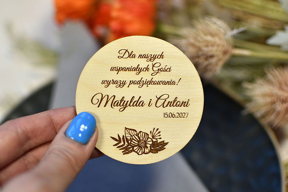 upominki dla gości weselnych - okrągły drewniany magnes na lodówkę, różne teksty podziękowań