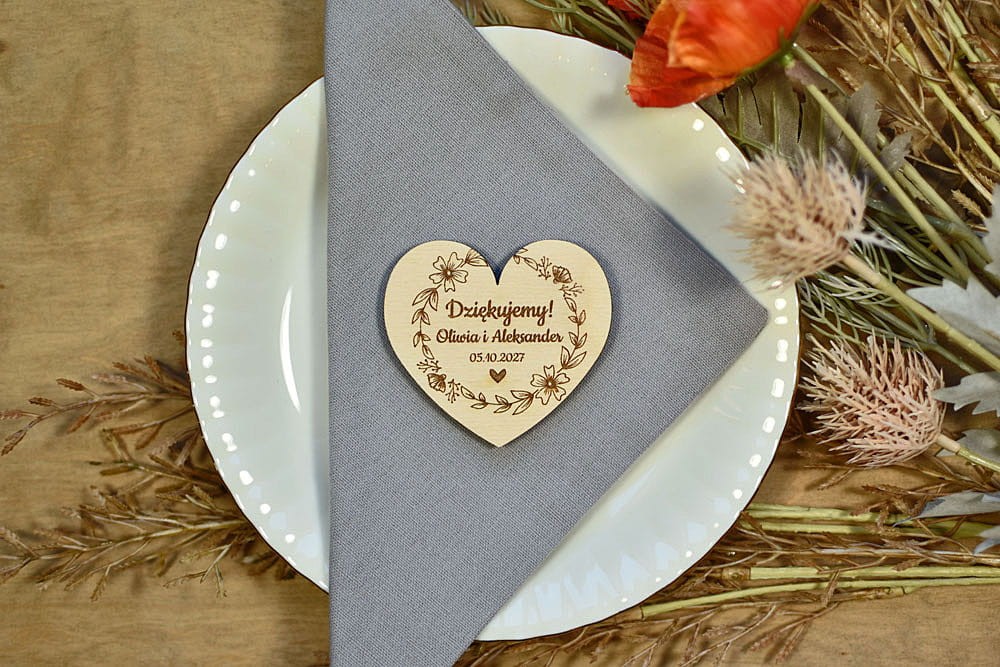 drewniany magnes w kształcie serca, podziękowania dla gości ślub, napis Dziękujemy