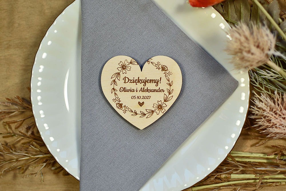 drewniany magnes w kształcie serca, podziękowania dla gości ślub, napis Dziękujemy