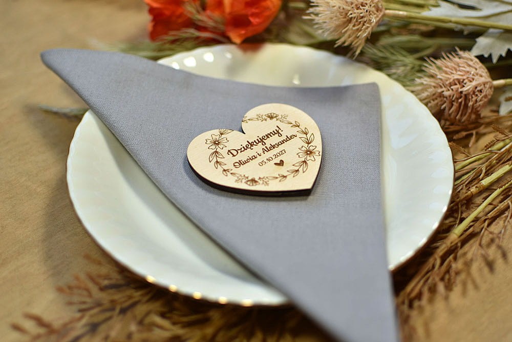 drewniany magnes w kształcie serca, podziękowania dla gości ślub, napis Dziękujemy