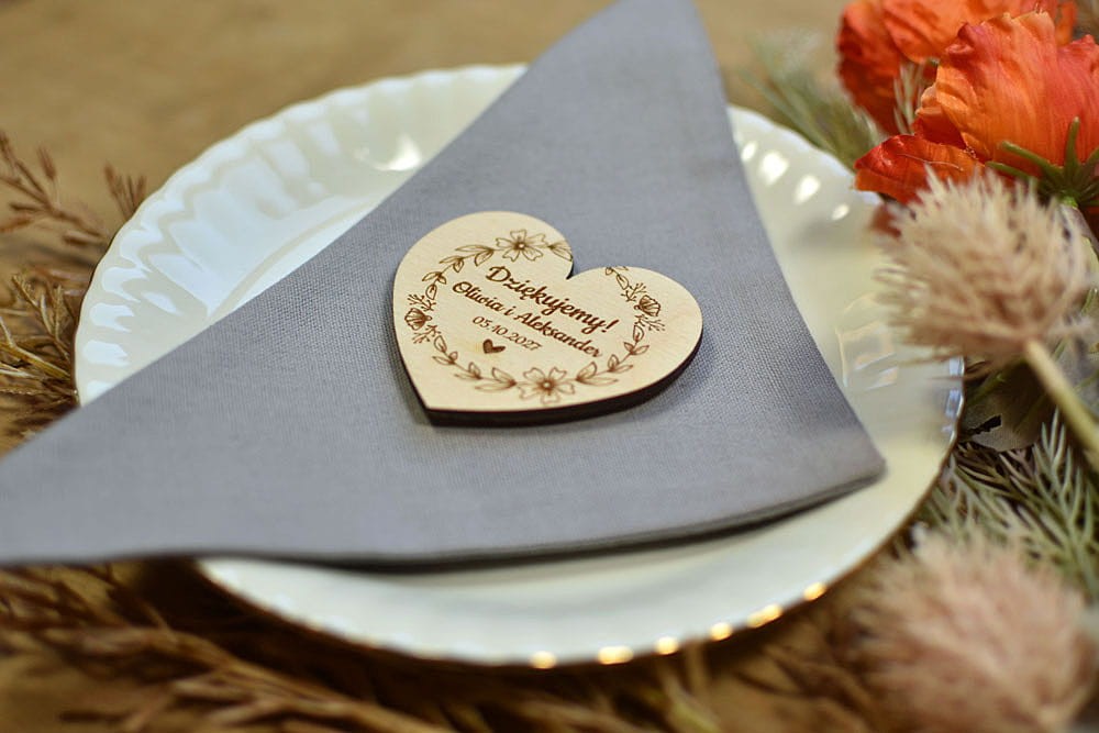 drewniany magnes w kształcie serca, podziękowania dla gości ślub, napis Dziękujemy