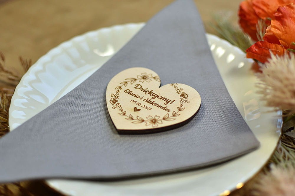 drewniany magnes w kształcie serca, podziękowania dla gości ślub, napis Dziękujemy