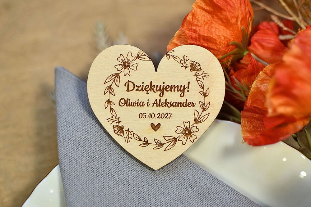 drewniany magnes w kształcie serca, podziękowania dla gości ślub, napis Dziękujemy