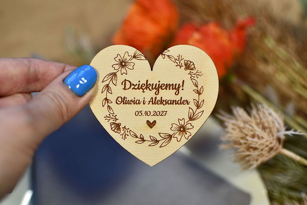 drewniany magnes w kształcie serca, podziękowania dla gości ślub, napis Dziękujemy
