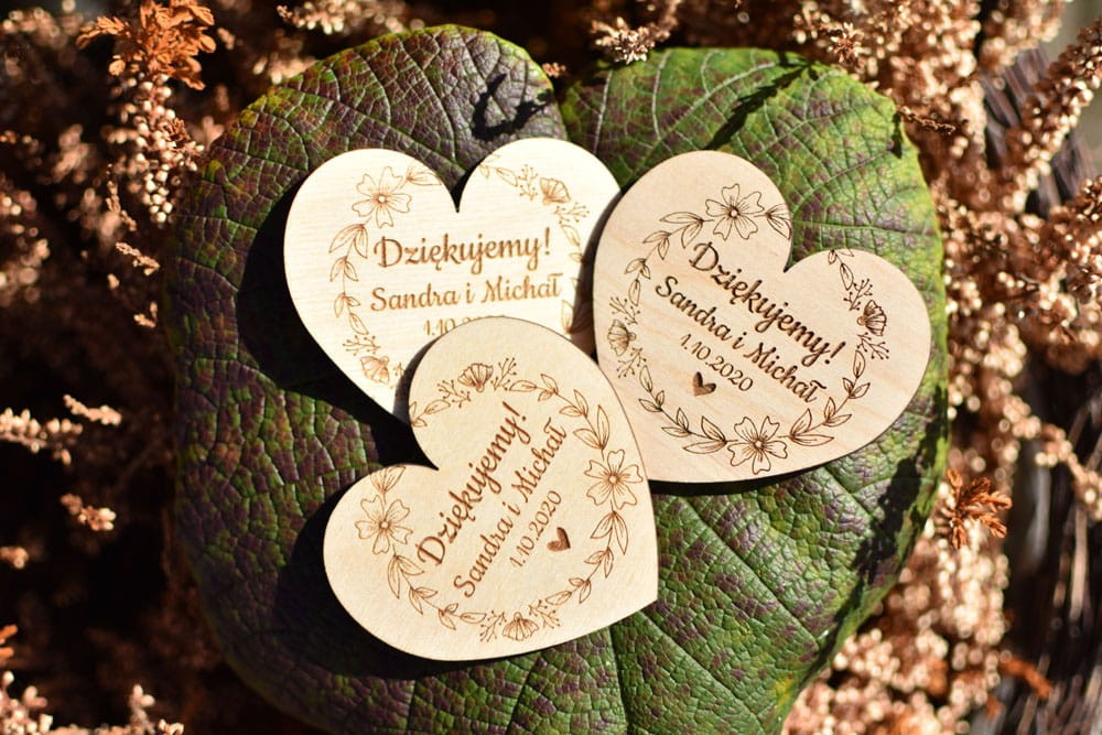 drewniany magnes w kształcie serca, podziękowania dla gości ślub, napis Dziękujemy