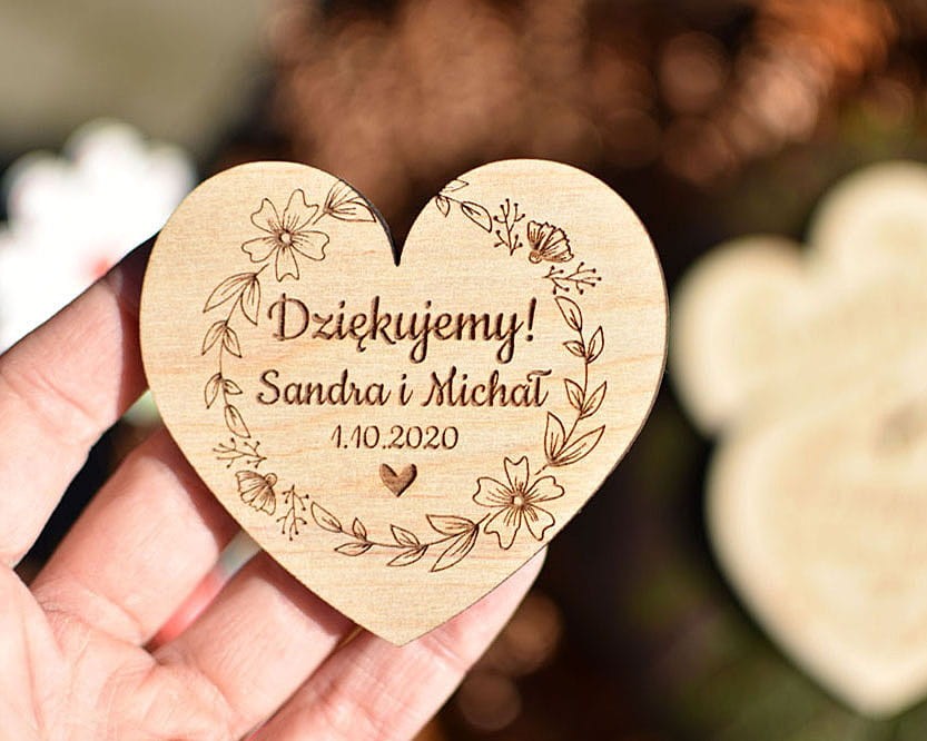 drewniany magnes w kształcie serca, podziękowania dla gości ślub, napis Dziękujemy