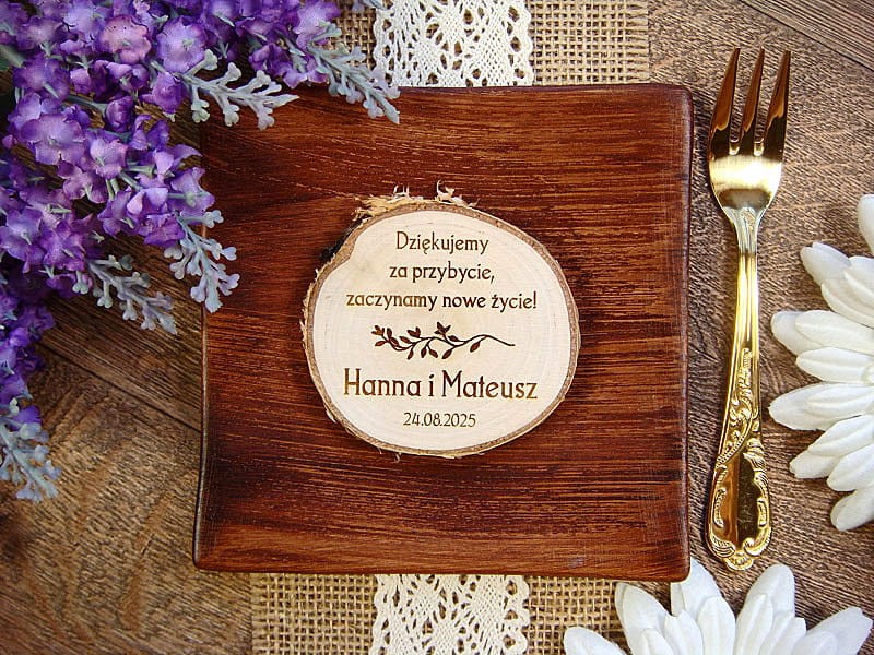 praktyczne prezenty dla gości weselnych, magnesy z podziękowaniem na plastrach brzozy